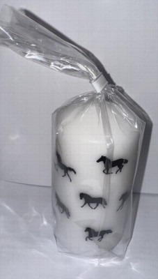 Svece Diana 5.8*12cm ar zirgiem 1/12 Latvija